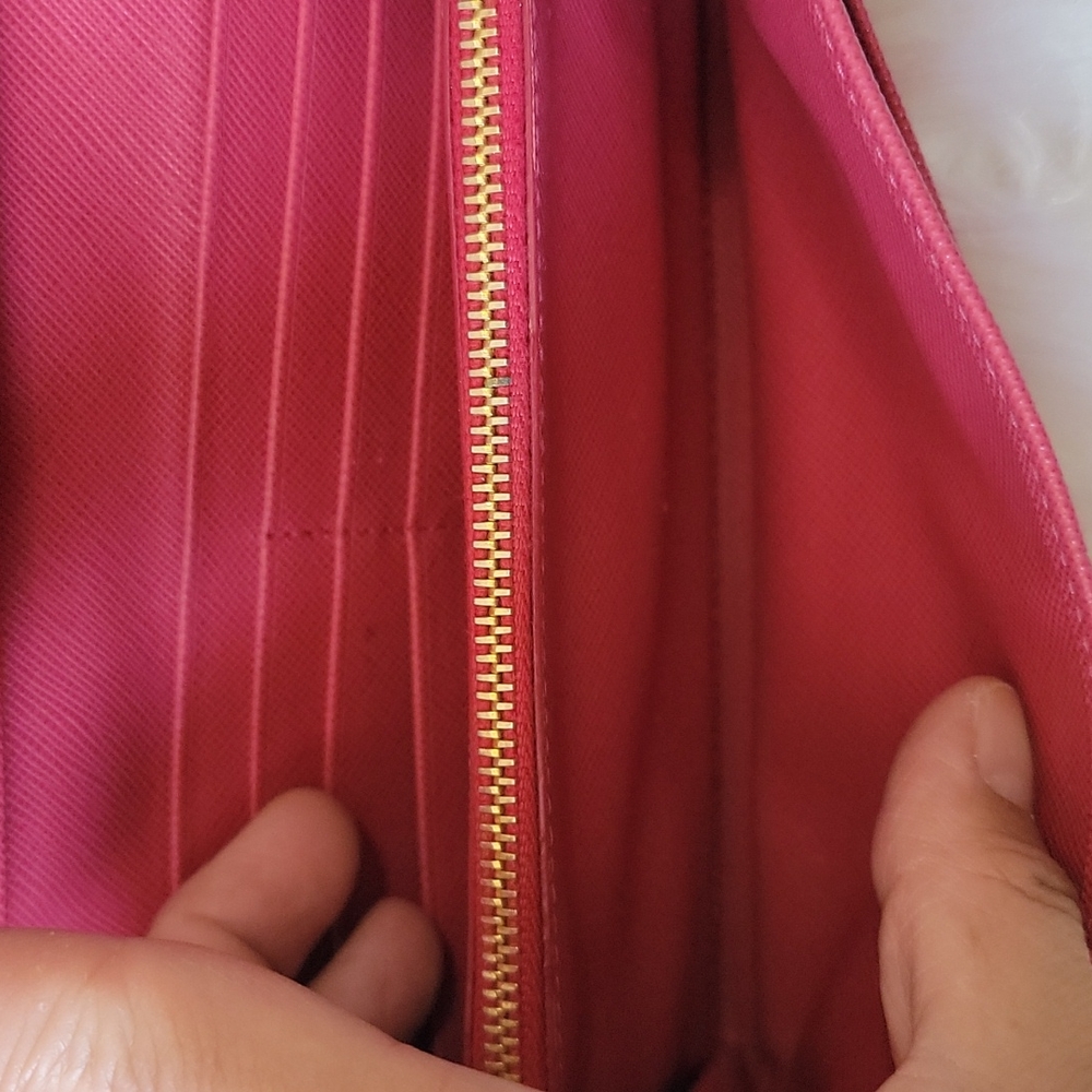 PRADA - Picture 11 of 16